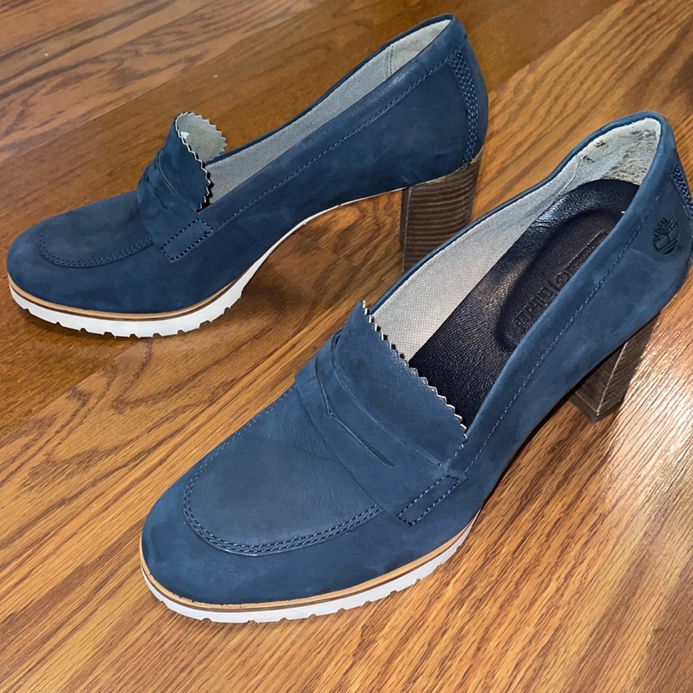 Like new! Timberland ortholite blue suede shoes w/ 3” heel.